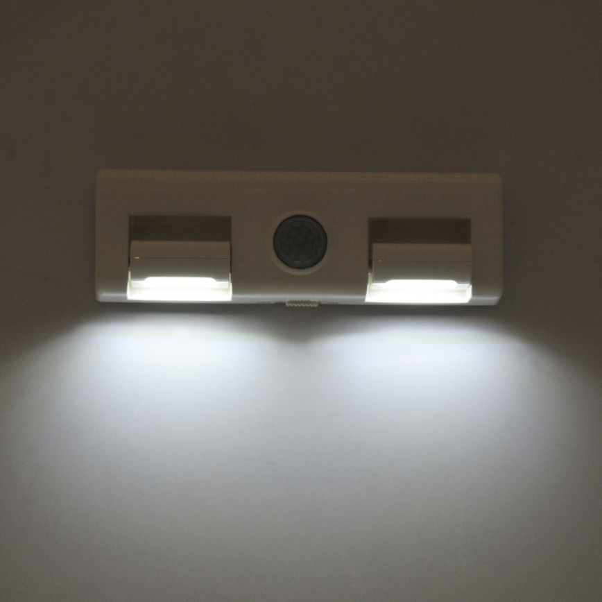 LED Nástěnné svítidlo se senzorem LED/3xAA/4,5V